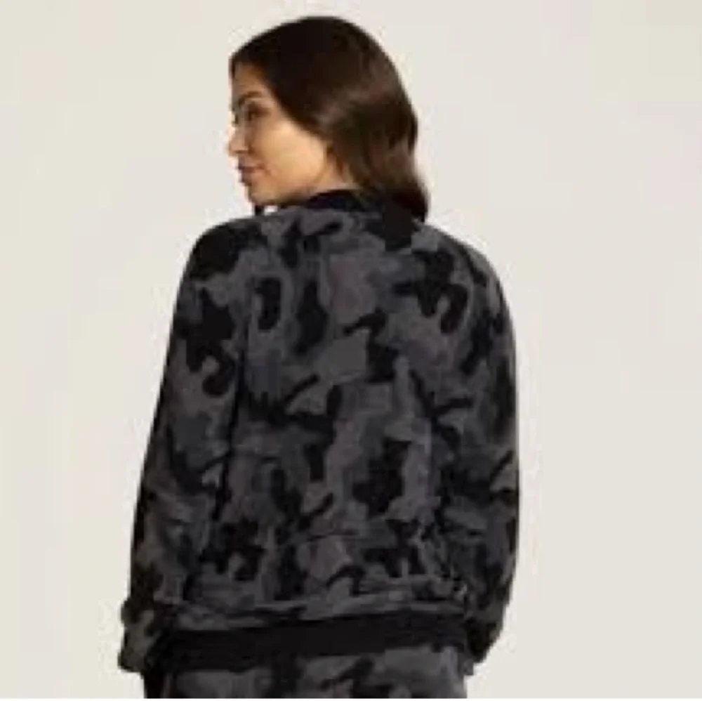 Barefoot Dreams CozyChic Ultra Lite Camo Zip-Up Bomber size Large - Picture 2 of 6